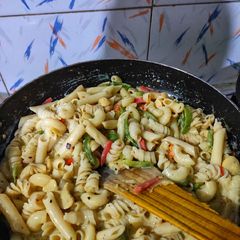 A picture of White sauce pasta.