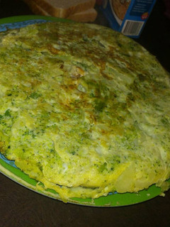 Una foto de Tortilla de brócoli y papas