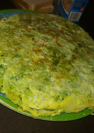 Una foto de Tortilla de brócoli y papas