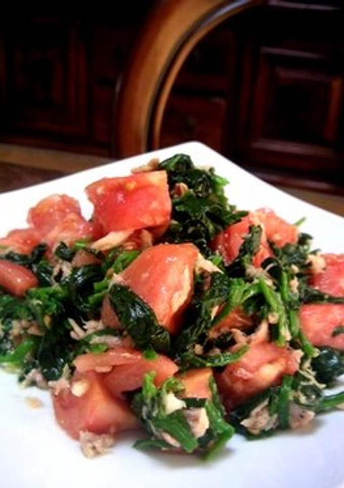 A picture of Spinach and Tomato Salad with Tuna Dressing.