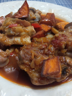 Una foto de Pies de cerdo con champiñones y boniato