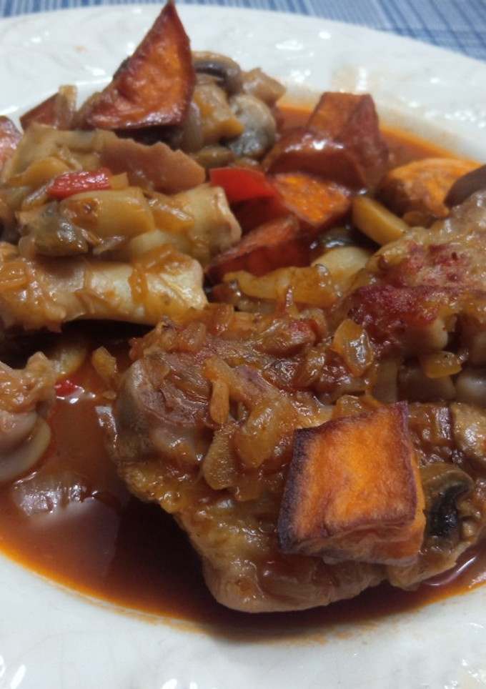 Una foto de Pies de cerdo con champiñones y boniato