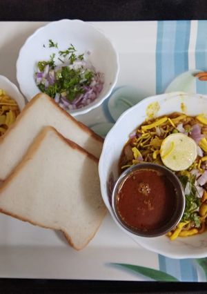 मॅगी मिसाळ पाव (Maggi Misal Pav recipe in marathi) रेसिपी चे मुख्य फोटो 