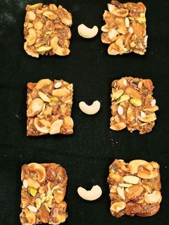 ડ્રાયફ્રુટ ચીકી (DRY FRUIT CHIKKI recipe in Gujarati) રેસીપી મુખ્ય ફોટો