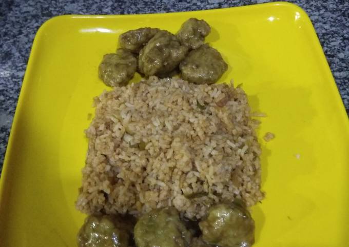 Recipe of Homemade Chinese combo of Schezwan Fried Rice and Veg Gravy Manchurian