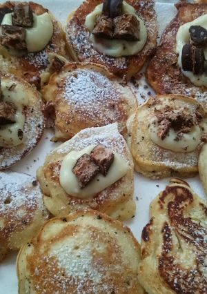 Una foto de Waffles 🥞con crema pastelera y alfajorcitos 😋