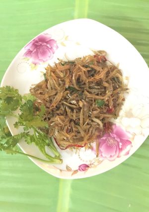 Hình của món Cá cơm " Mơm " Kỳ Anh rang mắm đường.