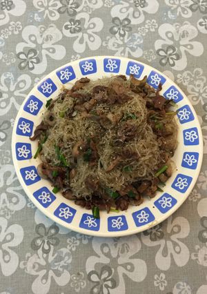 Hình của món Lòng Gà Xào Miến Khô.