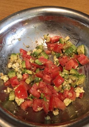 Una foto de Ensalada de tomate, palta y roquefort