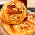 Almond cream and raisin sweet bead