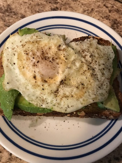Una foto de Tostada de aguacate