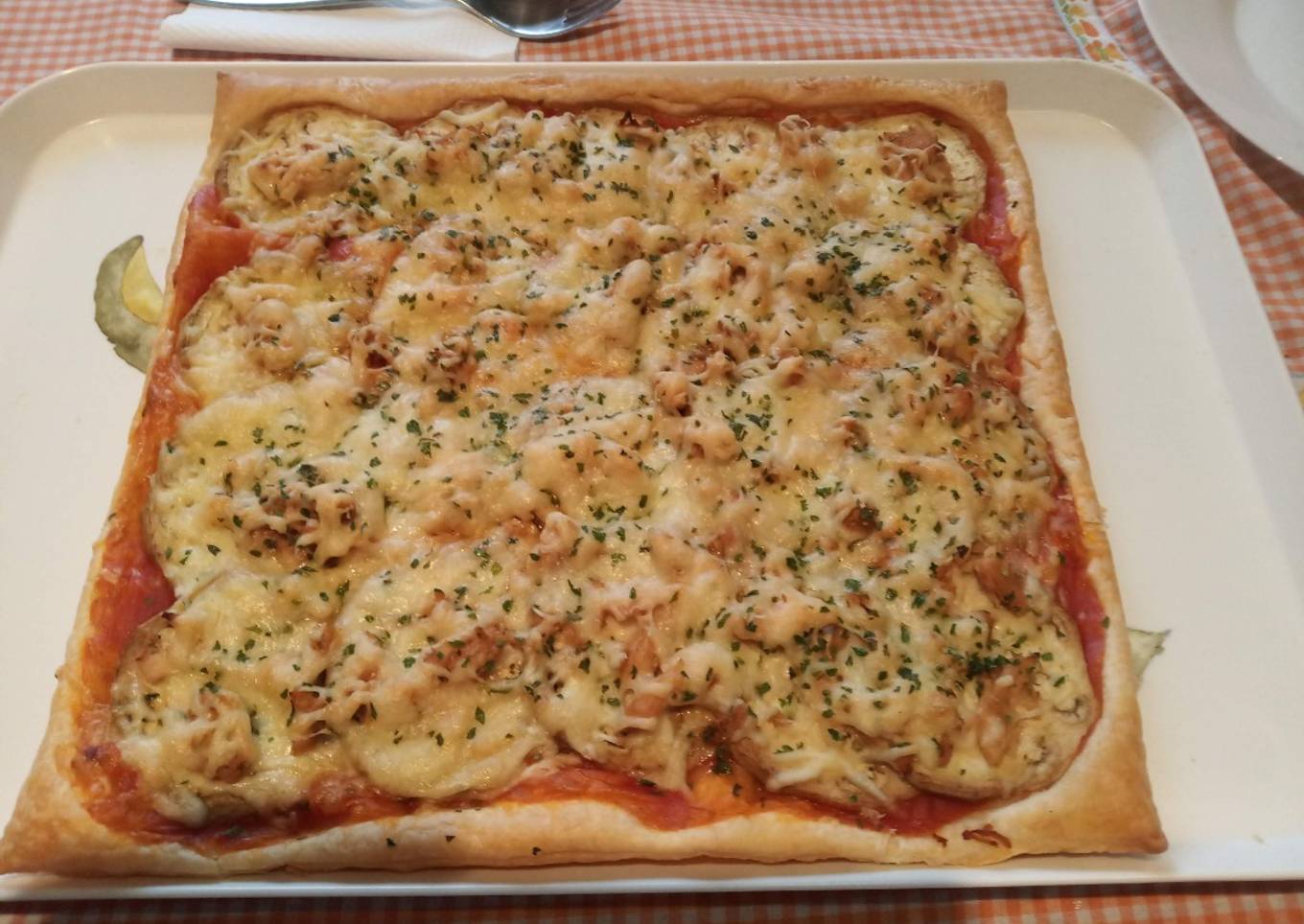 Pizza de hojaldre con berenjena y pollo