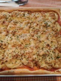 Una foto de Pizza de hojaldre con berenjena y pollo