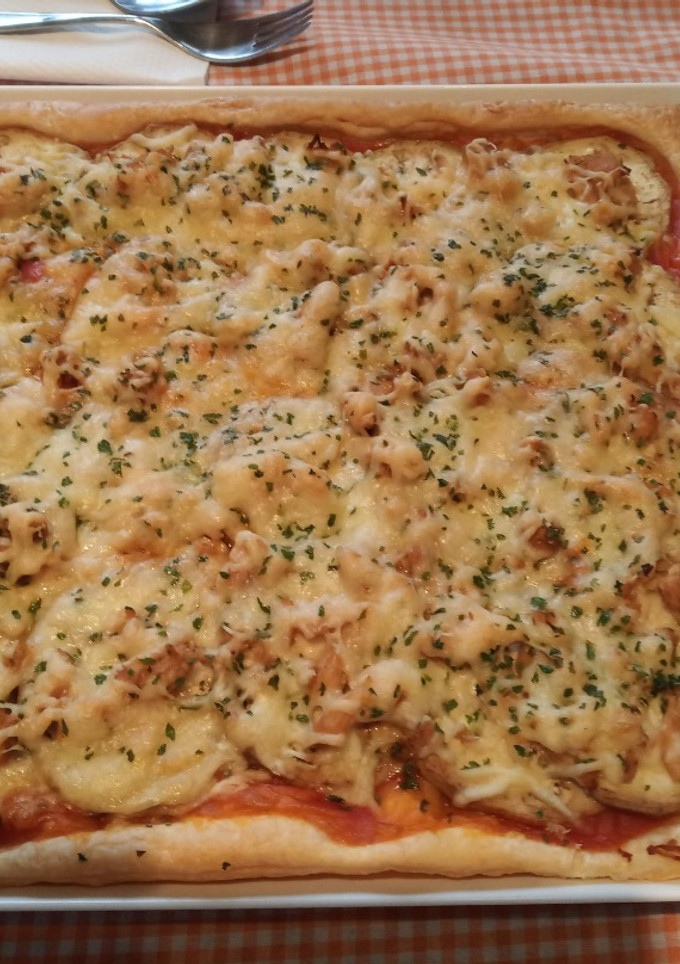 Una foto de Pizza de hojaldre con berenjena y pollo