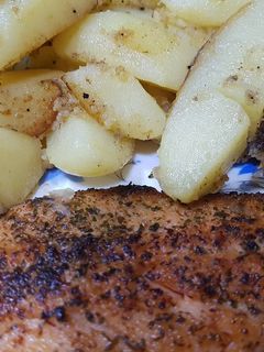 Una foto de Filetes de trucha con patatas!!🐟😋🍴