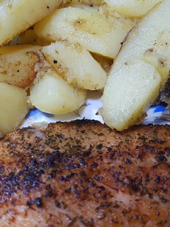 Una foto de Filetes de trucha con patatas!!🐟😋🍴