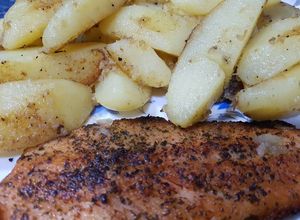 Una foto de Filetes de trucha con patatas!!🐟😋🍴