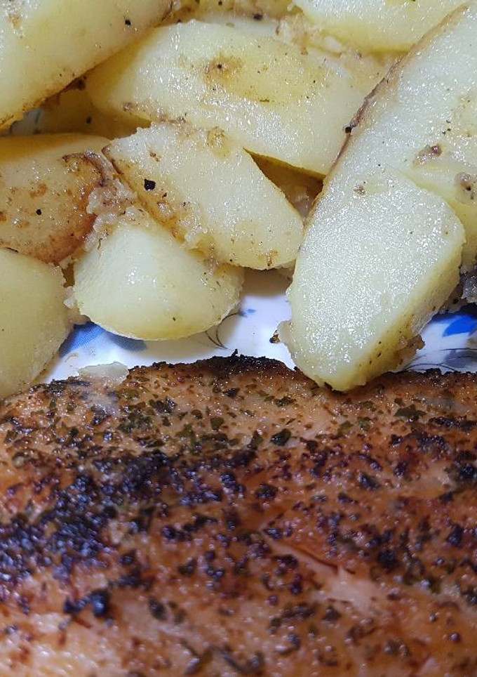 Una foto de Filetes de trucha con patatas!!🐟😋🍴