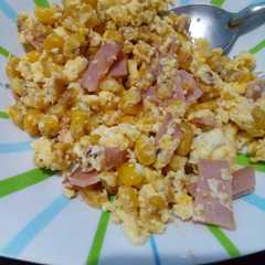 Una foto de Huevos con maíz
