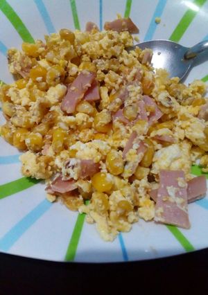 Una foto de Huevos con maíz