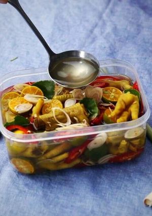 Hình của món Chân gà ngâm sả tắc.