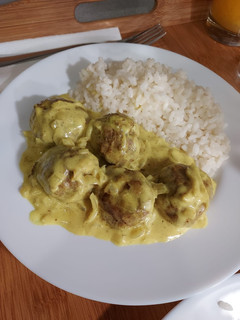 Una foto de Albóndigas de curry y coco (sin nata)