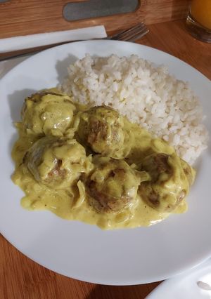 Una foto de Albóndigas de curry y coco (sin nata)