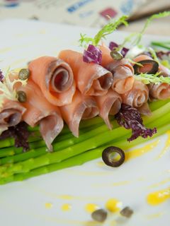 燻鮭魚蘆筍沙拉佐芒果優格醬@美麗人妻Selina Wu 的食譜成品照片