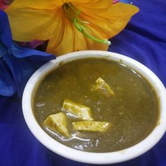 A picture of Kaju palak paneer.