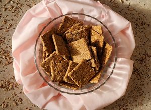 Una foto de ⚡Crackers integrales con avena y semillas ⚡ Crocantes e irresistibles ⚡