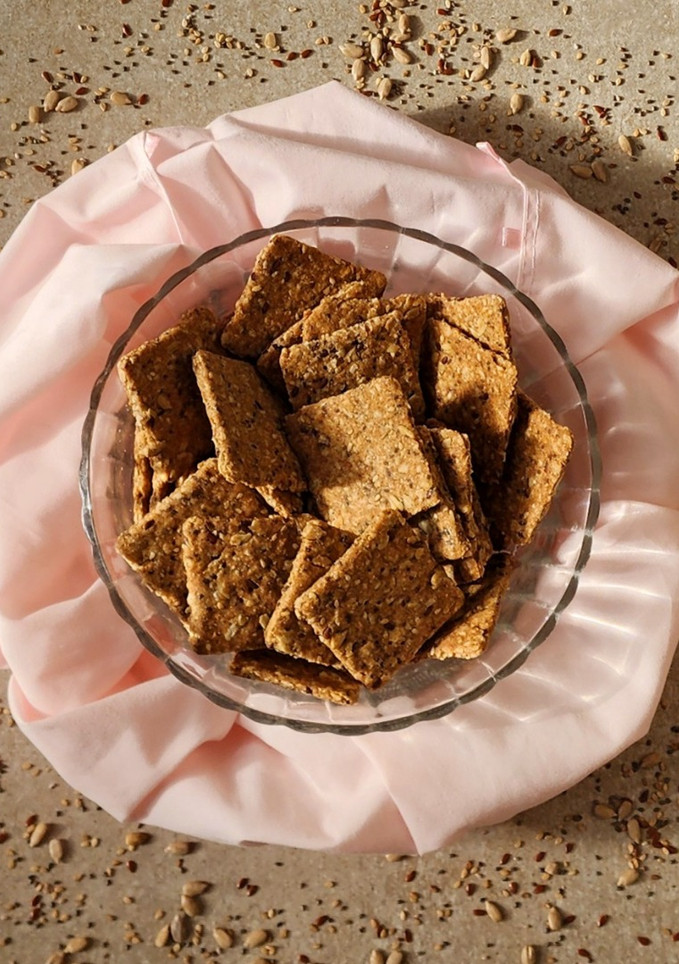 Una foto de ⚡Crackers integrales con avena y semillas ⚡ Crocantes e irresistibles ⚡