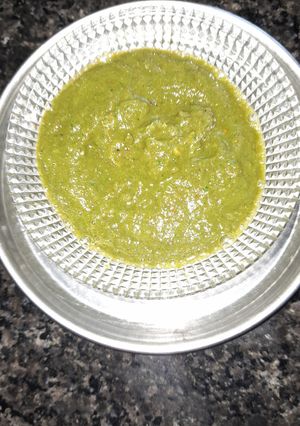 लहसुन और हरे धनिए की चटनी(Lahsun aur hare dhaniye ki chutney recipe in Hindi) रेसिपी मुख्य फोटो