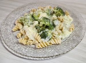 Una foto de Fideos con salsa de brócoli 🥦