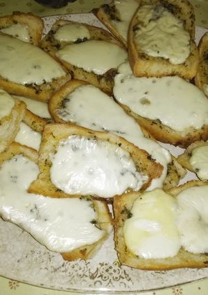 Una foto de Pizzetitas de pan!!💐💐