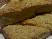 Una foto de scones de queso sin huevo
