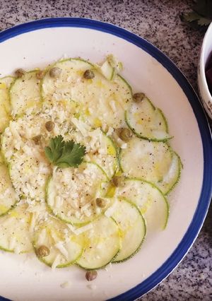 Una foto de Carpaccio de zapallo italiano