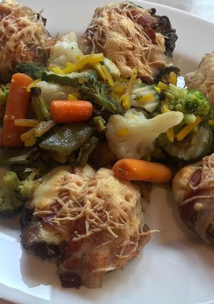 Házi csirkemájkrémmel, sajttal, baconnal töltött gombafejek ➡️ zöldség körettel 🐥🍄🍽🔝 recept fotója