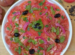 Une photo de 🍅 Carpaccio de tomates au pesto