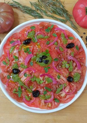 Une photo de 🍅 Carpaccio de tomates au pesto
