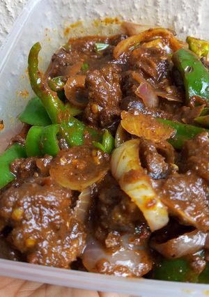 A picture of Asun (spicy peppered goat meat).