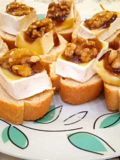 Una foto de Bocaditos de brie con mermelada
