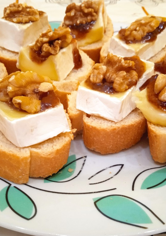 Una foto de Bocaditos de brie con mermelada