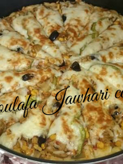 صورة لوصفة بيتزا بالخضار والجبن بعجينة حريرية 😍