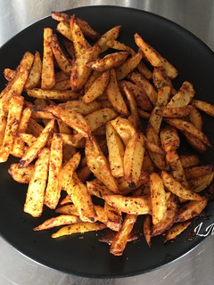 Una foto de Patatas con especias en freidora de aire