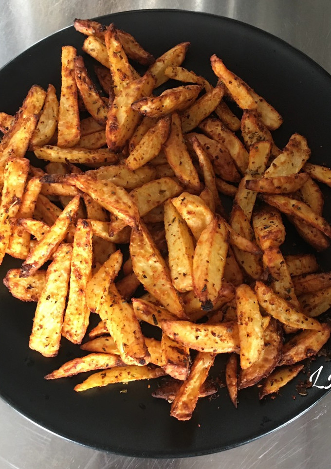 Una foto de Patatas con especias en freidora de aire