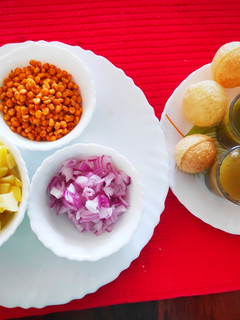लॉकडाउन स्पेशल गोलगप्पे (Lockdown special golgappe recipe in hindi) रेसिपी मुख्य फोटो