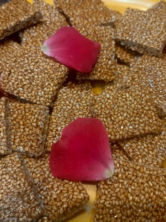 તલ ની ચીક્કી (Til Chikki Recipe In Gujarati) રેસીપી મુખ્ય ફોટો
