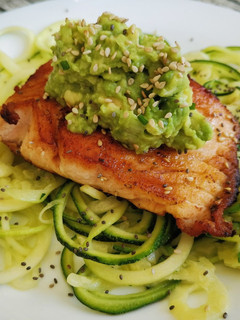 Una foto de Espaguetis de calabacín con salmón y guacamole