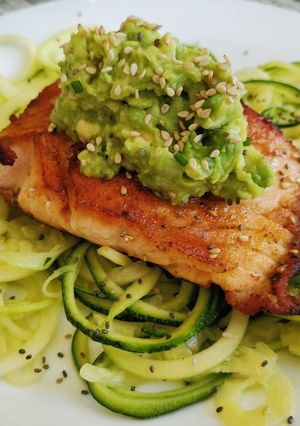 Una foto de Espaguetis de calabacín con salmón y guacamole