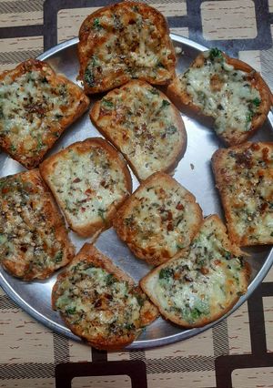 गार्लिक ब्रेड (Garlic Bread recipe in hindi) रेसिपी मुख्य फोटो